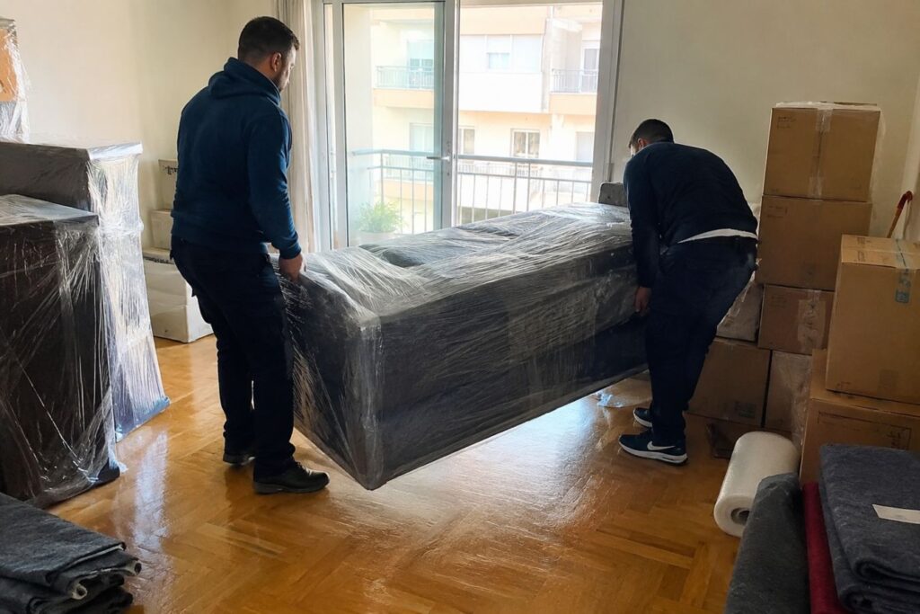 Έμπειρο συνεργείο εταιρείας μετακομίσεων πραγματοποιεί μετακόμιση κατοικίας στην Αθήνα.